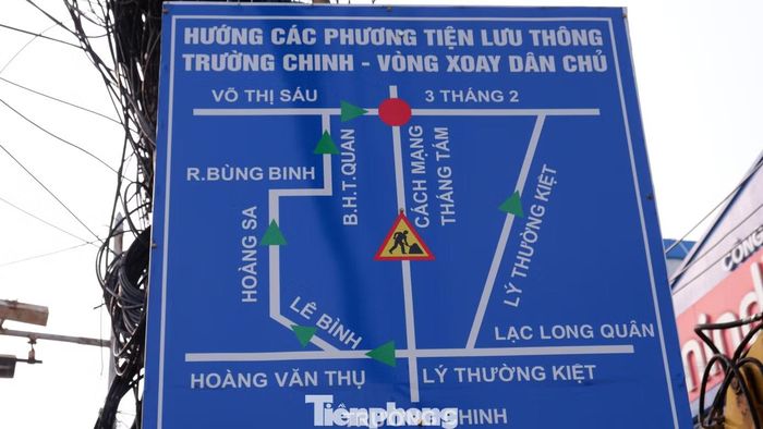 Khu vực đường Cách Mạng Tháng Tám đang thi công và lộ trình thay thế dành cho các phương tiện. Ảnh: Hữu Huy
