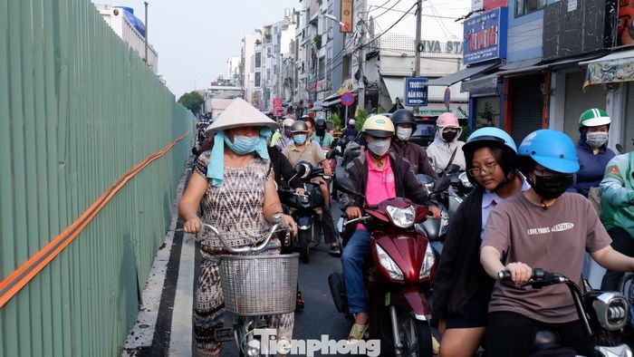 Trước đó, vào giữa tháng 8 vừa qua, cơ quan chức năng đã tổ chức lại giao thông trên đường Cách Mạng Tháng Tám theo hướng cấm ô tô lưu thông một chiều từ đoạn từ đường Lý Thường Kiệt đến đường 3 Tháng 2, nhằm phục vụ thi công tuyến metro số 2 (Bến Thành - Tham Lương). Ảnh: Hữu Huy