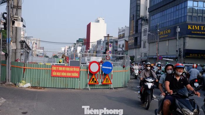 Phần lớn mặt đường Cách Mạng Tháng Tám đã được rào chắn để làm công trường. Ảnh: Hữu Huy