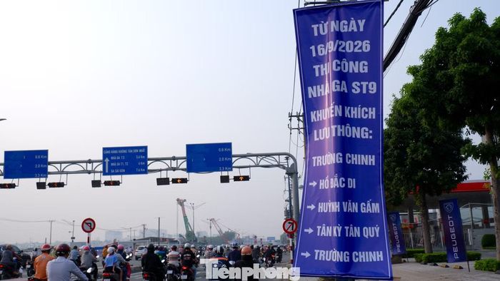 Thông báo được treo trên đường Trường Chinh. Ảnh: Hữu Huy