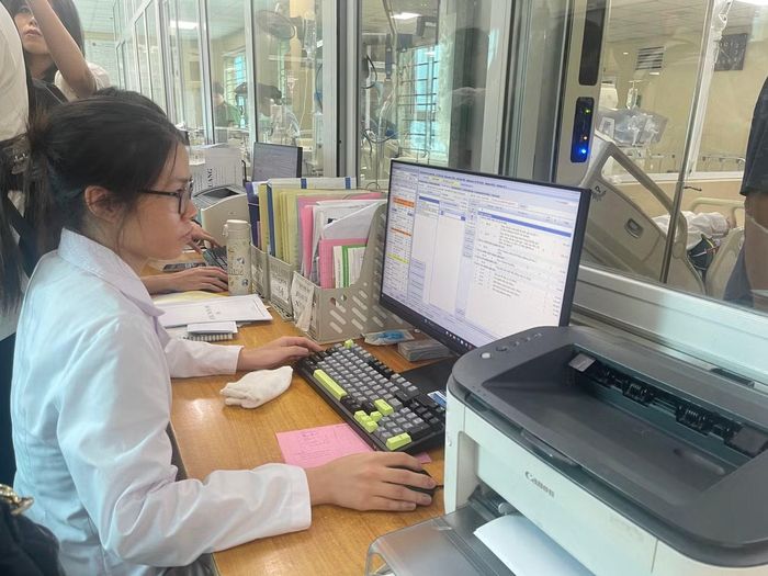 BS Giang theo dõi bệnh án của 2 nạn nhân vụ cháy. Ảnh: Thái Hà