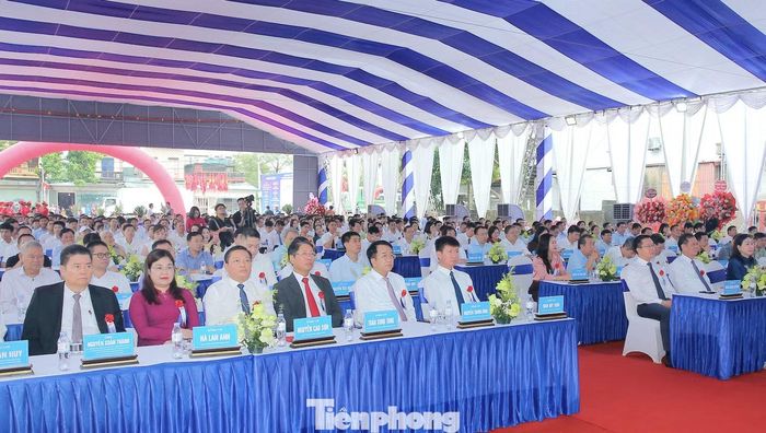 Các đại biểu dự lễ khởi công. Ảnh: B.T.