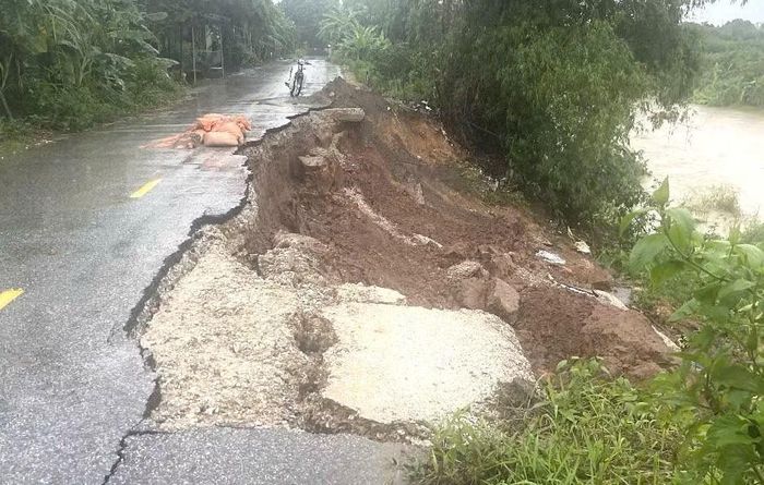 Sạt lở tiếp diễn tại khu vực bờ ngòi Lạt, thôn 2 Tu Vũ dài hơn 20m.