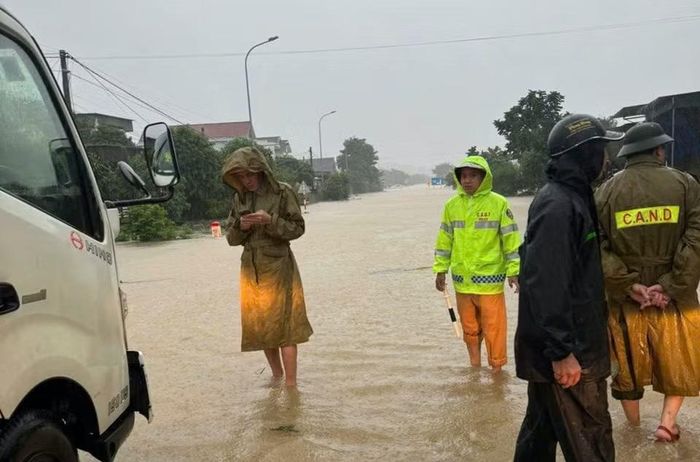 CSGT đã phân luồng giao thông, không để người và phương tiện vào khu vực nguy hiểm.