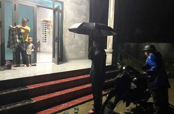 Chính quyền xã Toàn Thắng vận động người dân di dời trong đêm 15/9