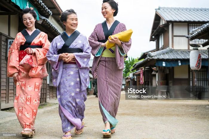 Ba phụ nữ Nhật Bản mặc trang phục truyền thống dạo phố cổ. Ảnh: iStock.