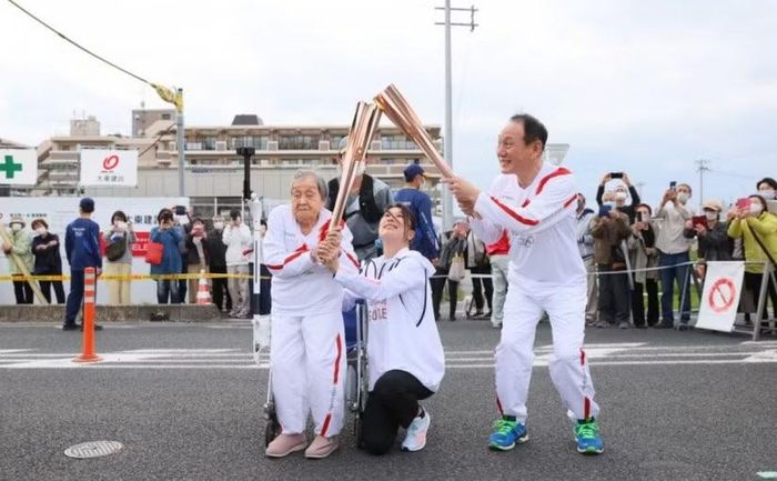 Năm 2021, ở tuổi 109, bà Shigeko Kagawa trở thành người rước đuốc Olympic lớn tuổi nhất được ghi nhận. Ảnh: News18.
