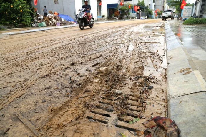 Theo chính quyền địa phương, khu vực đồi Hùng Thắng có địa hình cao, nước mưa tập trung nhanh xuống khu dân cư phía dưới. Sau bão Yagi năm 2024, nhiều cây trên đồi bị gãy đổ, lớp thực vật giữ đất suy giảm, khiến đất dễ bị nước mưa cuốn trôi.