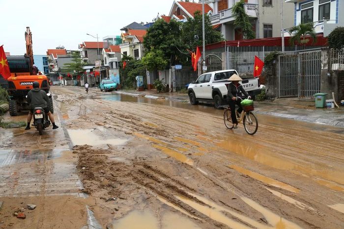 Theo ghi nhận tại hiện trường, bùn phủ kéo dài gần 1km, có nơi tràn từ lòng đường lên vỉa hè, sát cửa nhà dân.