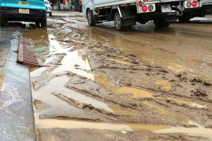 Đây không phải lần đầu tiên khu vực này bị ngập bùn. Tình trạng này kéo dài nhiều năm nay mặc dù chính quyền địa phương vẫn tổ chức khơi thông cống rãnh trước mỗi mùa mưa đến.