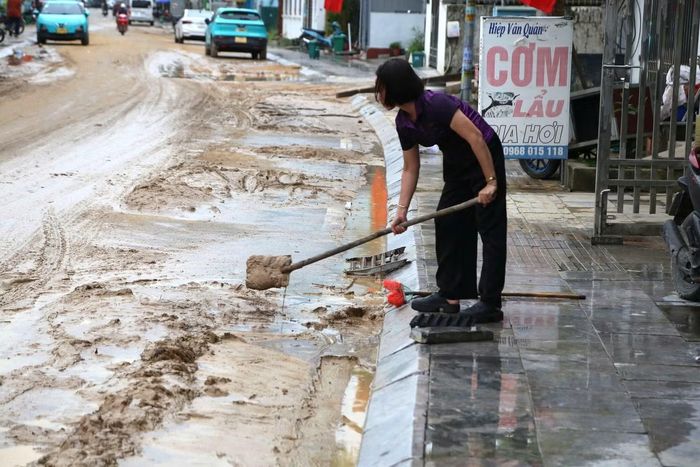 Tuy nhiên, trận mưa lần này tiếp tục để lại lượng lớn bùn đất giữa khu dân cư, người dân phải tự khơi thông dòng chảy để thoát nước.