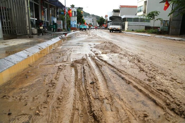 Bùn đất phủ kín mặt đường sau trận mưa lớn. Nhiều đoạn gần như không còn nhìn thấy mặt đường.