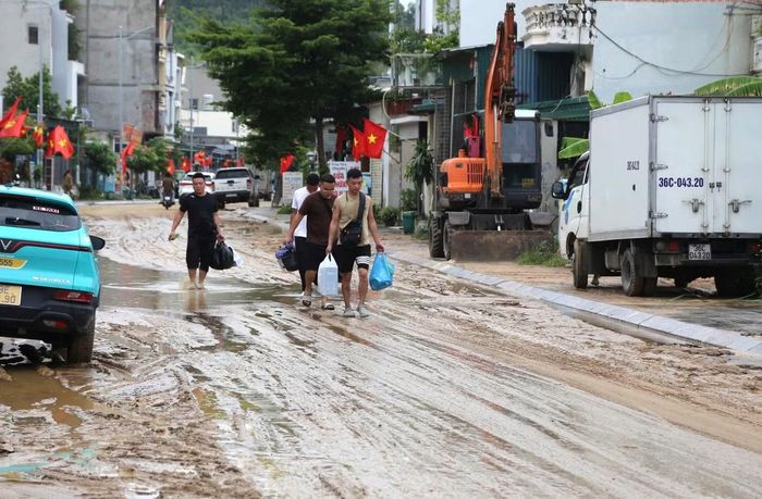 Thông tin từ Trung tâm Dự báo Khí tượng Thủy văn Quốc gia, từ ngày 16 đến 17/9, TP. Quảng Ninh tiếp tục có mưa to, cục bộ mưa rất to và dông. Đặc biệt có khả năng xuất hiện mưa cường độ lớn trên 100mm trong 3 giờ. Từ đêm 17/9, mưa lớn có xu hướng giảm dần. Cơ quan khí tượng cảnh báo mưa lớn có thể gây ngập khu vực đô thị, lũ quét và sạt lở đất trên sườn dốc.