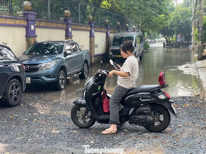 Nước đọng trên một số tuyến đường ở khu dân cư Thảo Điền sau cơn mưa vào chiều 15/9.