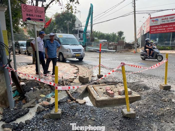 Mặt đường và vỉa hè đường Nguyễn Văn Hưởng đang được nâng cấp với cao độ tối thiểu 1,9 m. Ảnh: Hữu Huy.