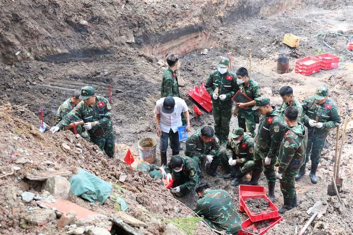 Cán bộ, chiến sĩ Đội K74 và chuyên gia thực hiện nhiệm vụ tại rãnh mộ số 2, khu A Công viên Lê Thị Riêng sáng 16/9.