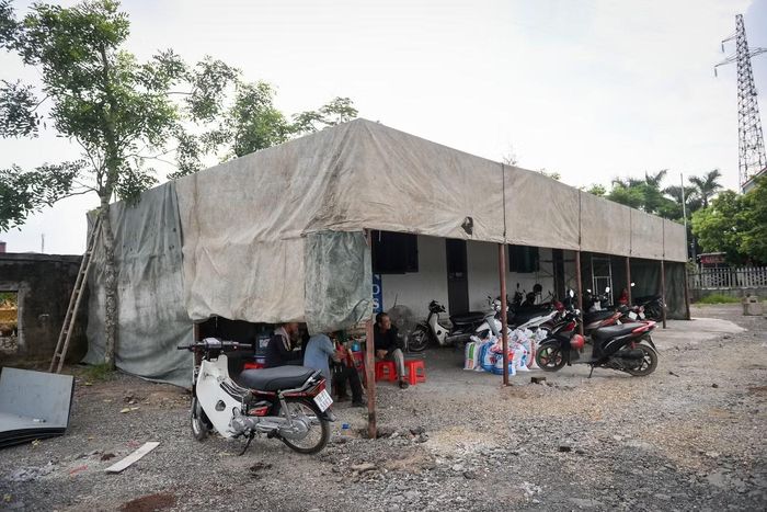 Sau khi tháo dỡ lán tạm bằng mái tôn, ông Bàng phải căng bạt để cho công nhân có chỗ trú mỗi khi giải lao.