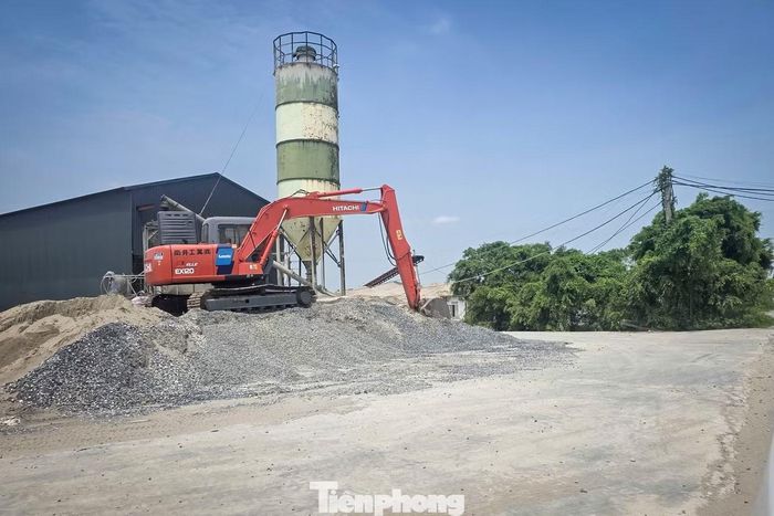 Nhiều bãi vật liệu được tập kết cao quá mặt đê