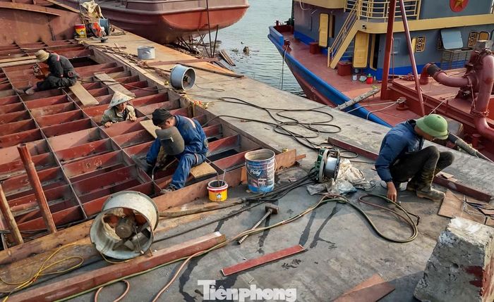 Các công nhân thực hiện công việc đóng tàu
