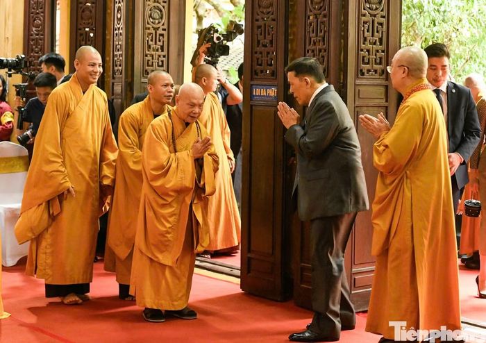 Lễ đón Nhà vua và Hoàng hậu Thái Lan tại chùa Quán Sứ. Ảnh: Như Ý