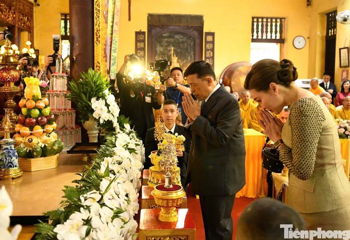 Nhà vua Thái Lan và Hoàng hậu dự lễ cầu an tại chùa Quán Sứ. Ảnh: Như Ý