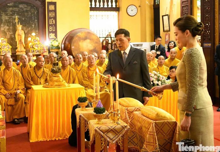 Nhà vua Thái Lan và Hoàng hậu dự lễ cầu an tại chùa Quán Sứ. Ảnh: Như Ý