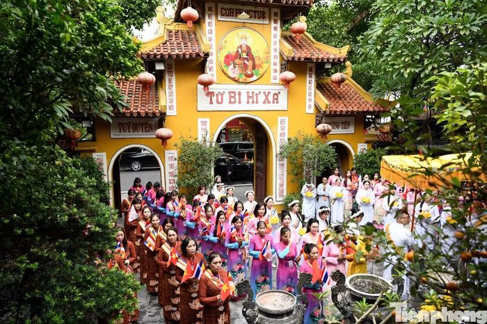 Lễ đón Nhà vua và Hoàng hậu Thái Lan tại chùa Quán Sứ. Ảnh: Như Ý