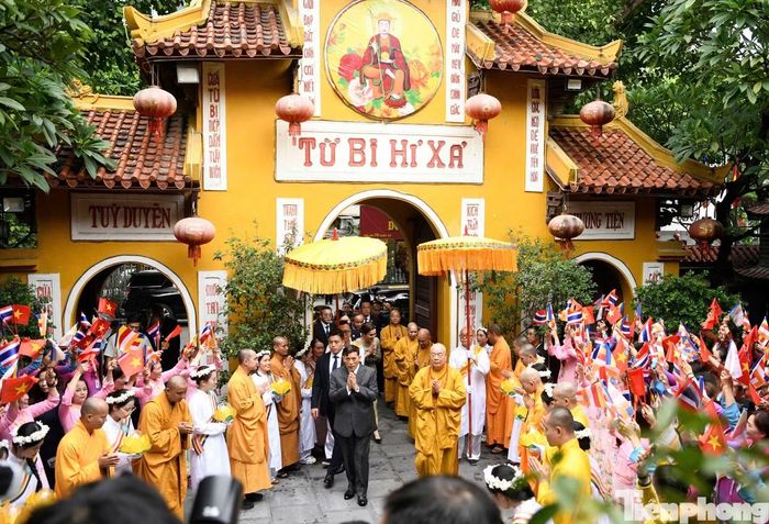 Lễ đón Nhà vua Thái Lan và Hoàng hậu tại chùa Quán Sứ. Ảnh: Như Ý