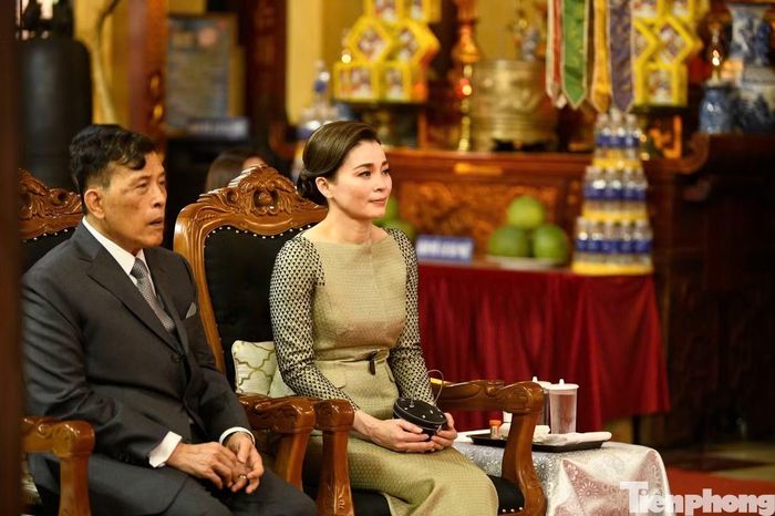 Nhà vua Thái Lan và Hoàng hậu trong chuyến thăm chùa Quán Sứ. Ảnh: Như Ý