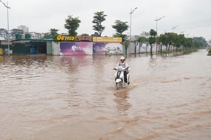 Hình ảnh ghi nhận lúc 10h ngày 16/9, một số vị trí trên đường Nguyễn Gia Bồng ngập khoảng 30-40 cm, mặt đường gần như chìm dưới nước.