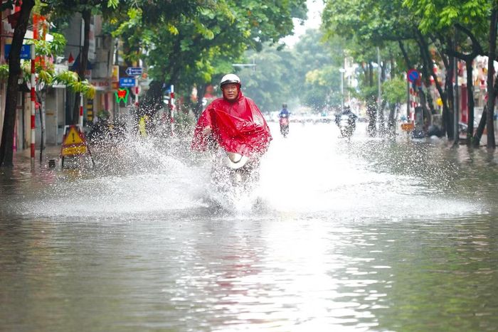 Nước ngập sâu tại một số đoạn khiến các phương tiện phải di chuyển chậm.