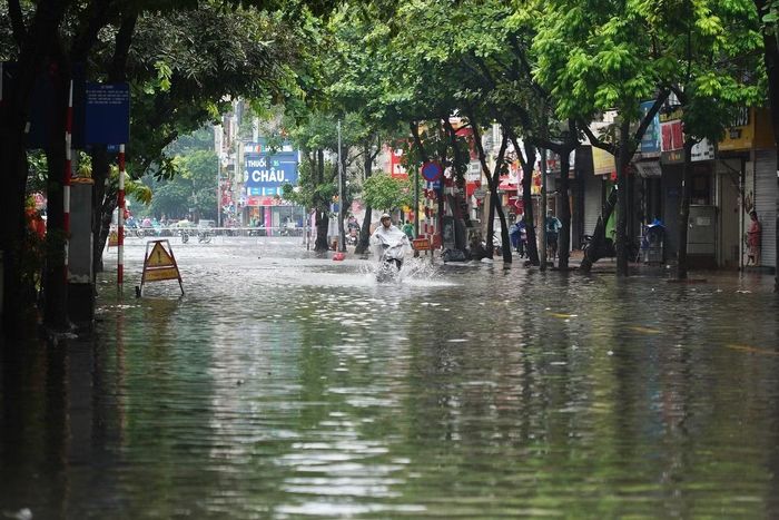Theo báo cáo nhanh của Công ty TNHH MTV Thoát nước Hà Nội, mưa lớn từ đêm 15/9 đến sáng 16/9 khiến nhiều khu vực trũng thấp không kịp tiêu thoát nước. Một số tuyến, khu vực ghi nhận ngập như Cổ Linh, Ngọc Lâm, Phú Xá, Triều Khúc, Giang Văn Minh, Hoa Bằng...