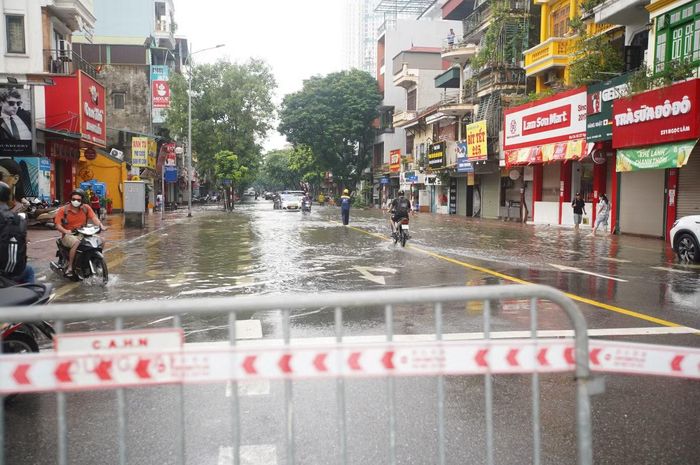 Tại những vị trí ngập sâu, lực lượng chức năng dựng barie, hạn chế phương tiện đi vào khu vực.