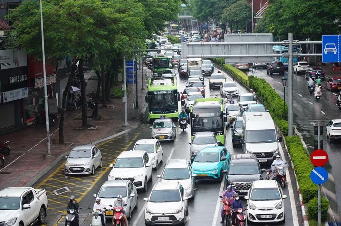 Trong hai ngày 15 và 16/9, tình trạng ngập úng cũng khiến các trục Nguyễn Văn Cừ, Nguyễn Văn Linh, Cổ Linh... ùn tắc, người dân di chuyển khó khăn.