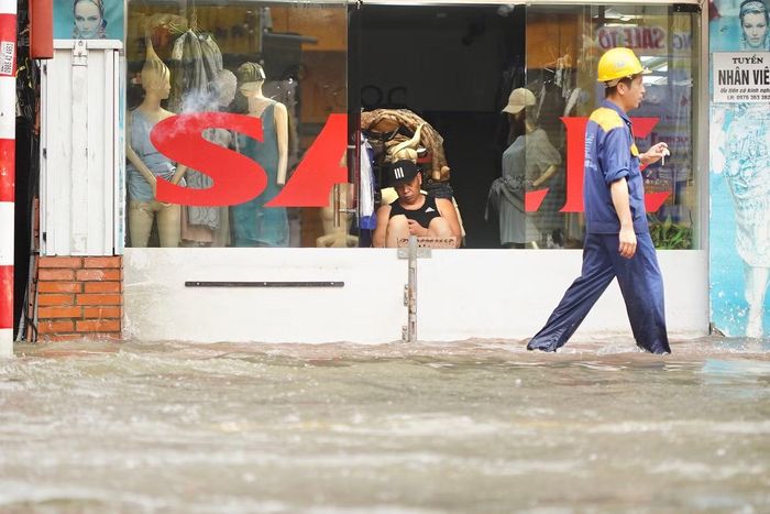 “Suốt đêm tôi phải ở cửa hàng để trông đồ, ngăn không cho nước vào nhà. Đường ngập nên không mua bán được gì”, một người kinh doanh trên phố Ngọc Lâm chia sẻ.