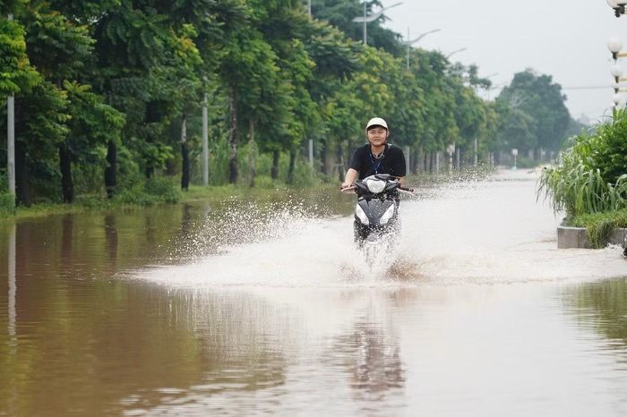 Nước rút chậm, đến trưa, một số đoạn đường vẫn còn ngập.