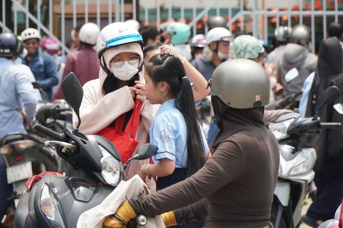 Ngày 16/9, UBND phường Bình Tân cùng đại diện các cơ quan liên quan đã đến làm việc với Trường THCS Hồ Văn Long để nắm tình hình và xử lý các nội dung liên quan.