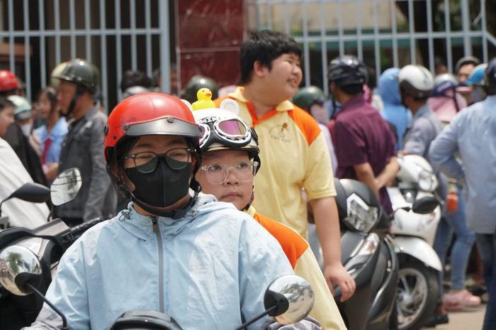 Một phụ huynh có con học lớp 7 cho biết gia đình lựa chọn mang cơm từ nhà đến trường cho con ăn. “Như vậy mình cũng đỡ một lượt đón, cháu đỡ phải đội nắng. Con ăn ở trường rồi nghỉ trưa luôn”, phụ huynh này nói.
