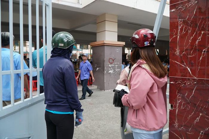 Trao đổi với báo chí, bà Đỗ Thị Ngọc Hương, Hiệu trưởng Trường THCS Hồ Văn Long, cho biết nhà trường có phục vụ món cánh gà cho học sinh. Tuy nhiên, chỉ có một suất ăn chưa chín kỹ. Sau khi phát hiện, giáo viên chủ nhiệm đã chủ động lấy suất ăn khác thay thế, bảo đảm học sinh có bữa ăn an toàn trong ngày.