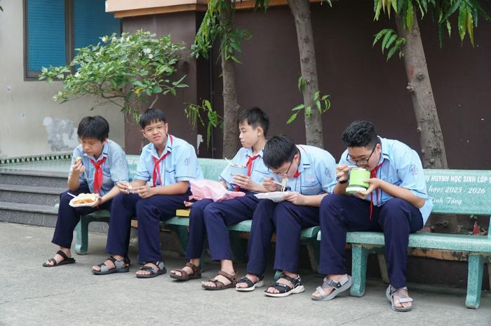 Theo bà Hương, nhà trường đã trao đổi, góp ý với đơn vị cung cấp suất ăn để điều chỉnh chất lượng. Trước những ý kiến liên quan đến bữa ăn bán trú, nhà trường đã tạm dừng việc nấu ăn cho học sinh tại trường và đang tìm đối tác mới.