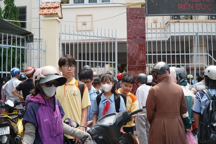 Theo thông tin từ UBND phường Bình Tân, từ ngày mai (17/9), trường sẽ tổ chức lại bữa ăn bán trú để ổn định tình hình của học sinh, phụ huynh. Hiện địa phương đã nhờ cơ quan chức năng vào cuộc xác minh thông tin vụ việc.
