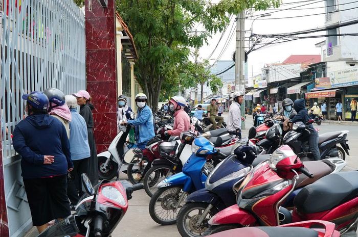 Về phản ánh các món thịt kho trứng có mùi hôi, cá chiên quá cứng, hiệu trưởng cho rằng một số thông tin chưa đúng với thực tế. Theo bà Hương, không thể có chuyện tất cả các món ăn trong trường đều xảy ra vấn đề như phản ánh.