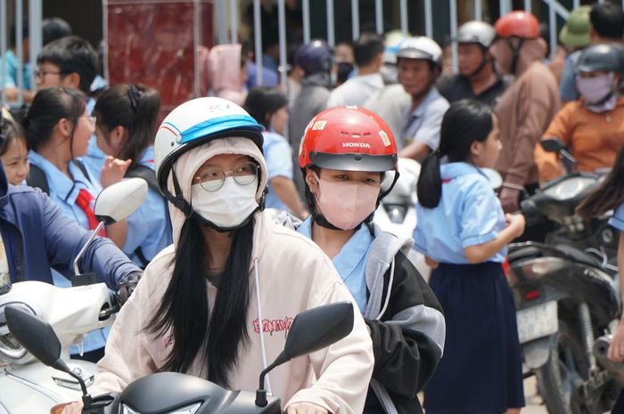 Trong khi đó, một số phụ huynh khác tới trường đón con về nhà nghỉ trưa, sau đó lại chở con trở lại trường học buổi chiều. "Hơi vất vả vì đưa đón con nhiều lần nhưng phải chịu cực vài hôm", vị phụ huynh này bày tỏ.