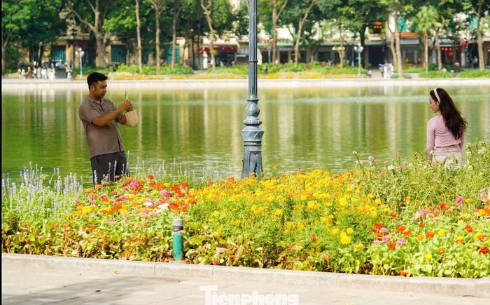  Các cặp đôi tranh thủ ghi lại những khoảnh khắc đẹp ở Hà Nội. (Ảnh: Tiền Phong) 