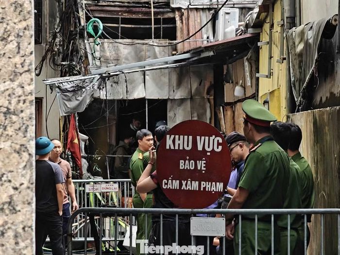 Cảnh sát khám nghiệm bên trong ngôi nhà.