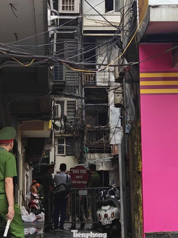 Lực lượng chức năng phong tỏa phía bên ngoài ngôi nhà.