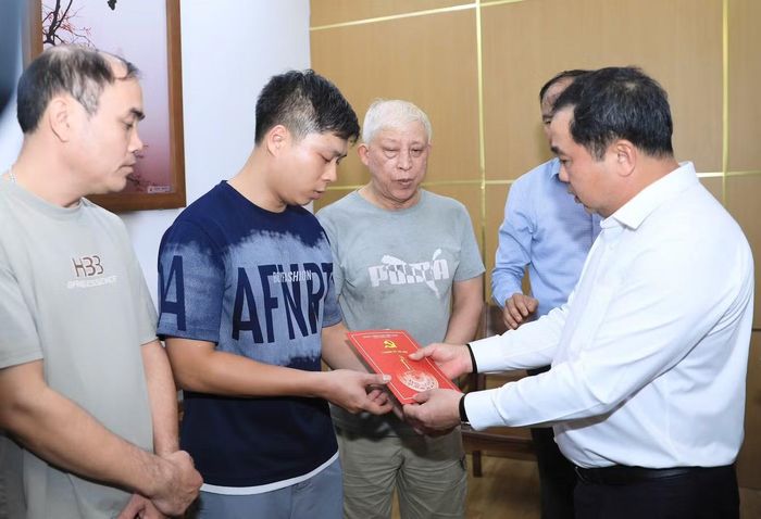  Bí thư Thành ủy Hà Nội Trần Đức Thắng trao hỗ trợ cho gia đình các nạn nhân. Ảnh: Q.T. 