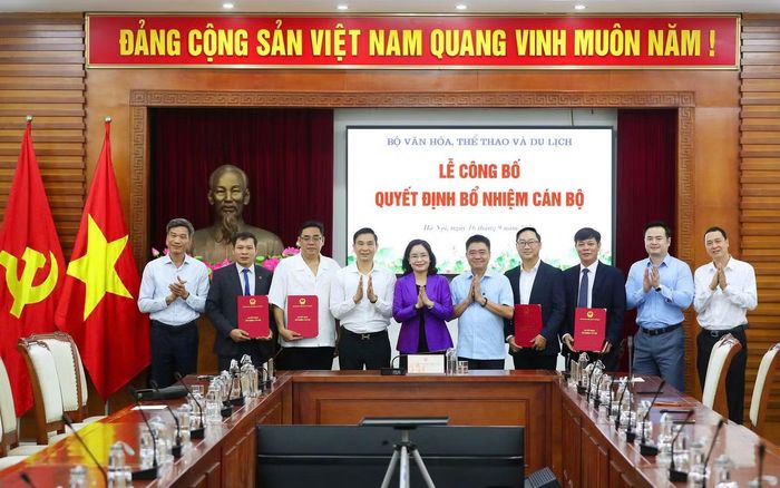 Thứ trưởng Trịnh Thị Thủy đề nghị các Ban giám hiệu các trường đại học phân công nhiệm vụ để các tân lãnh đạo cùng gánh vác công việc, trọng trách tại các cơ sở.