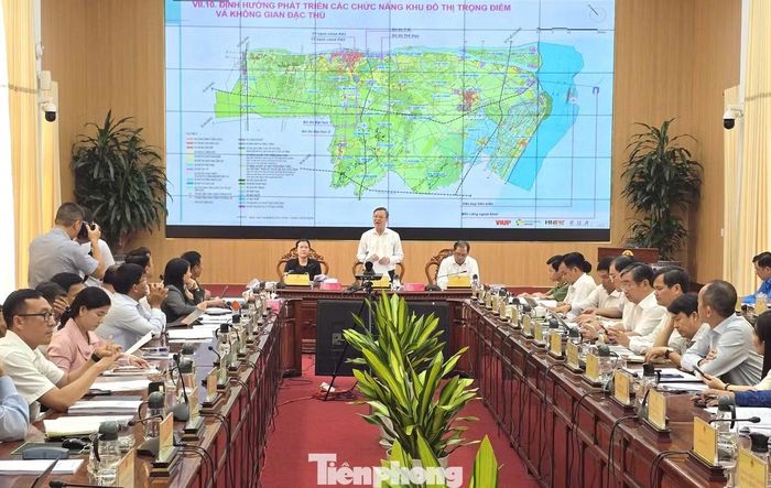 Ông Trương Cảnh Tuyên - Chủ tịch UBND TP. Cần Thơ trực tiếp nghe góp ý của các chuyên gia về Dự thảo Quy hoạch chung thành phố.