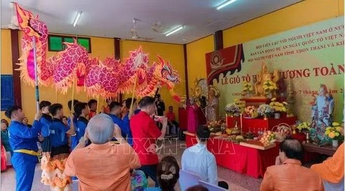 Kiều bào tại Udon Thani dâng hương giỗ Tổ Hùng Vương trong khuôn viên chùa Khánh An ở tỉnh Udon Thani, Đông Bắc Thái Lan, ngày 21/4/2026. Ảnh: TTXVN